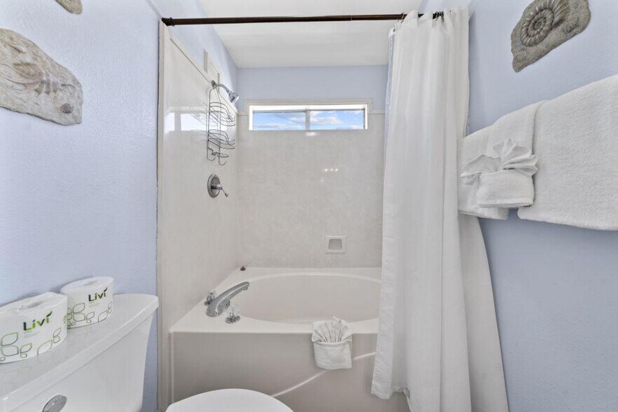 Building Photo - 1412 W Beach Blvd