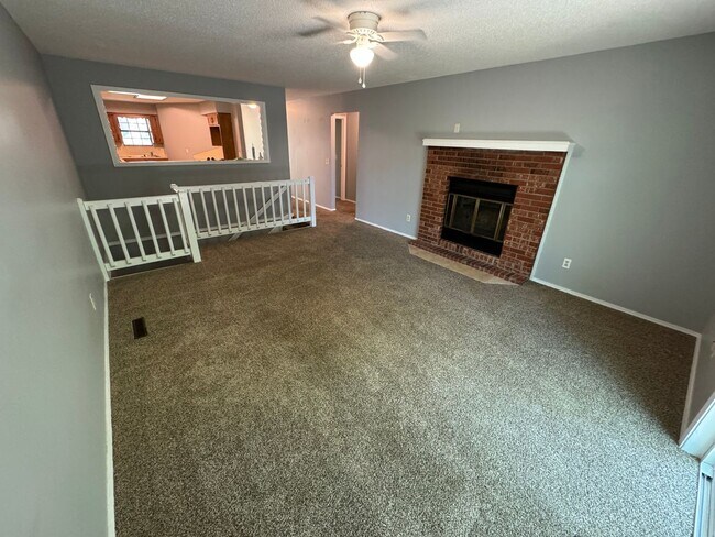 Building Photo - SPACIOUS DUPLEX in Southeast Springfield w...