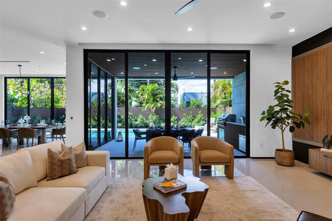 Building Photo - 727 NE 17th Way