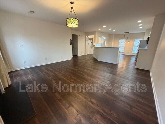 Building Photo - 15622 Troubadour Ln