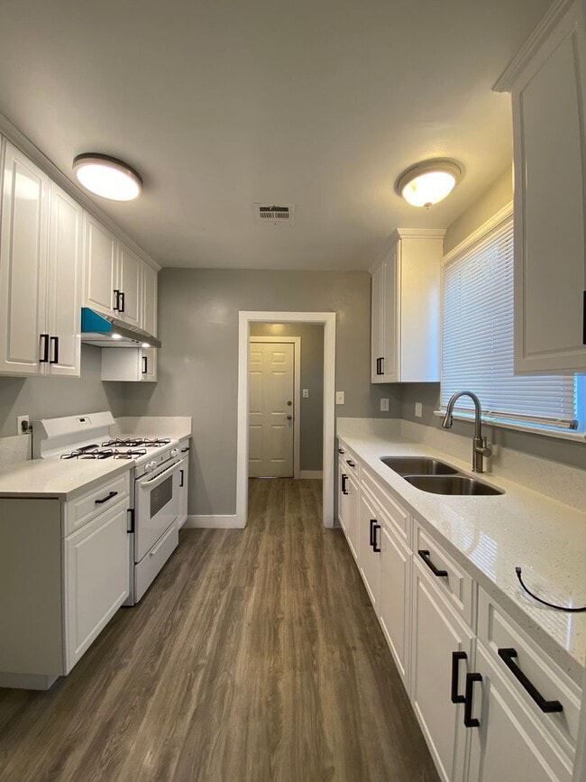 Building Photo - Follow the yellow brick to this Remodeled 2 BD 1 BA House in NE Bakersfield