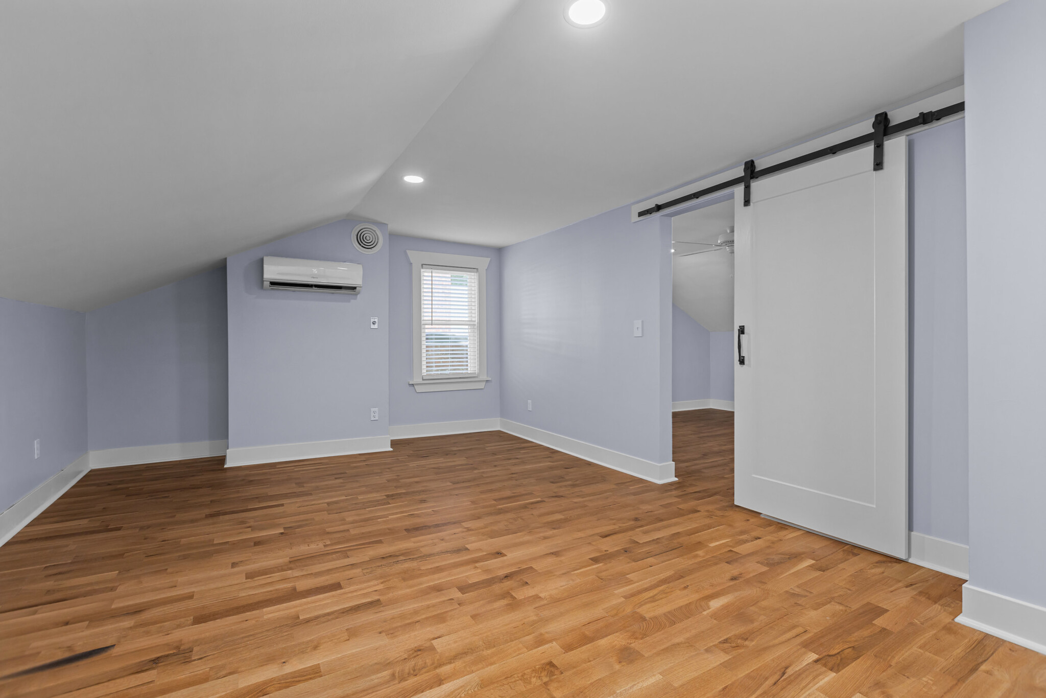 Bonus Room, top floor - 659 Evergreen Ave