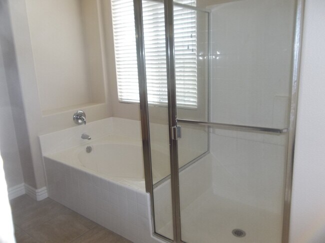 Building Photo - Central Temecula Home