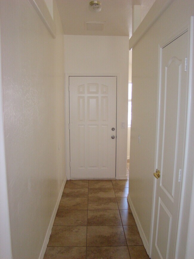 Building Photo - Move in ready! Call for a showing.