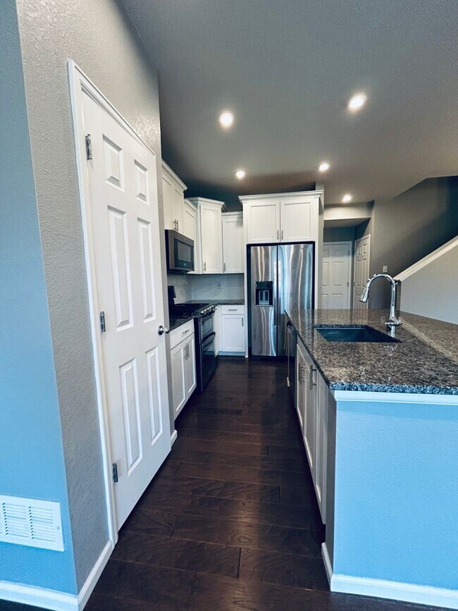 Building Photo - Modern Three Bedroom Townhome Available For Rent in Creekside