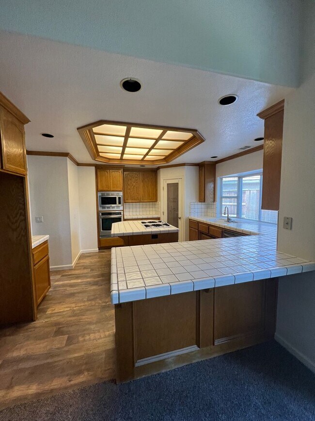Building Photo - Single Story on Private Court in Gated Hil...