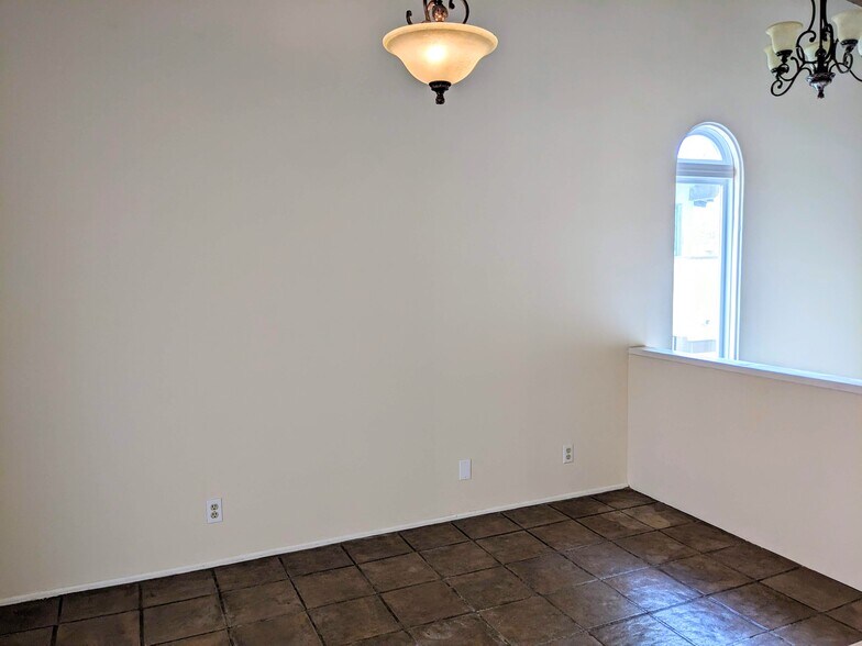 Dining Area - 972 Woodlawn Dr