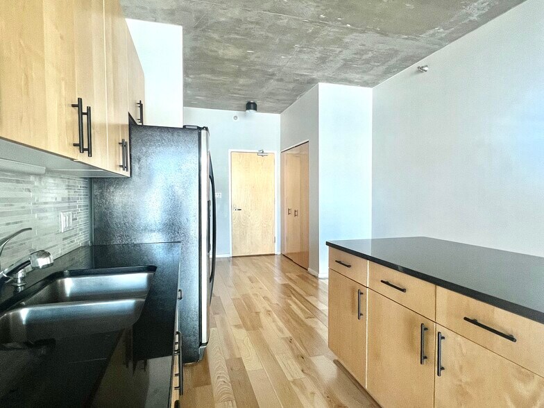 Building Photo - 321 S Sangamon St