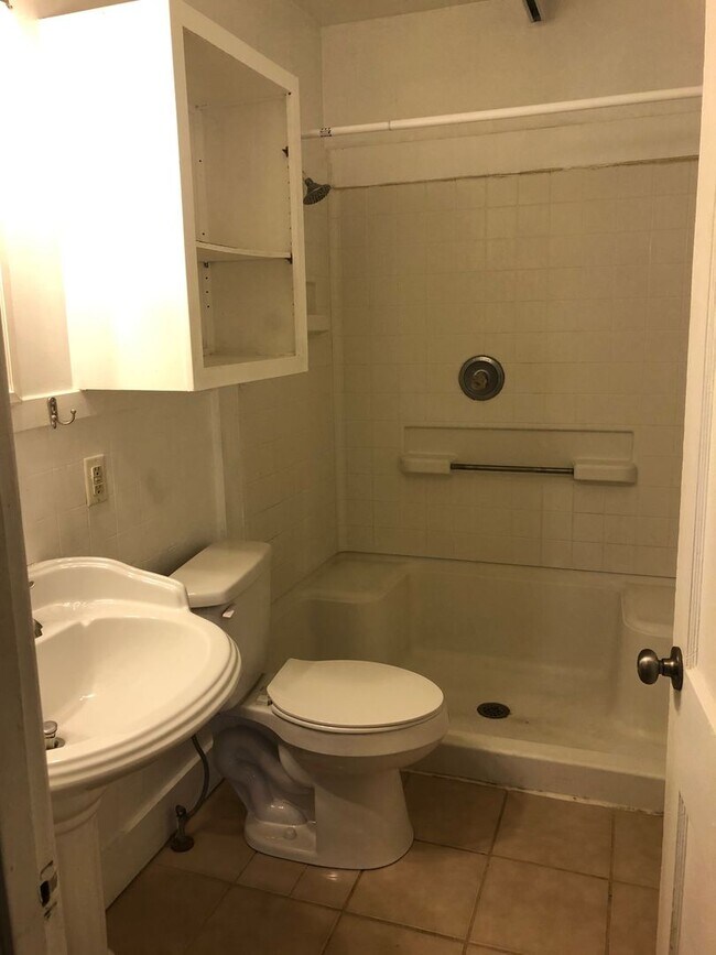 Building Photo - 2 BR/1 Bath home