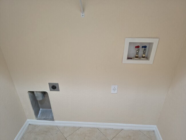 Building Photo - 1307 Clove Dr