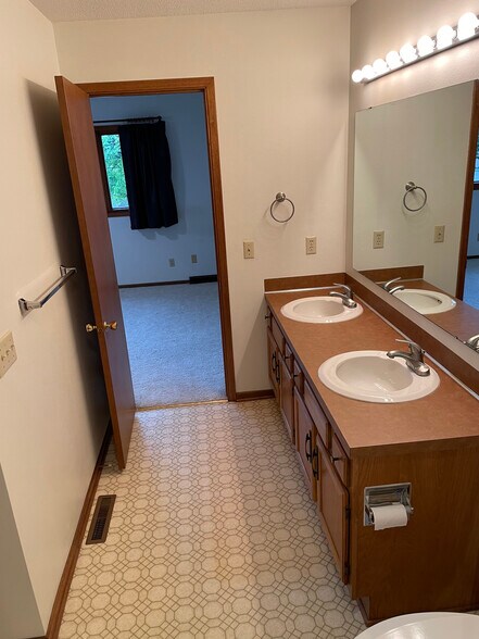 Bathroom - 1505 Little Bluestem Ct