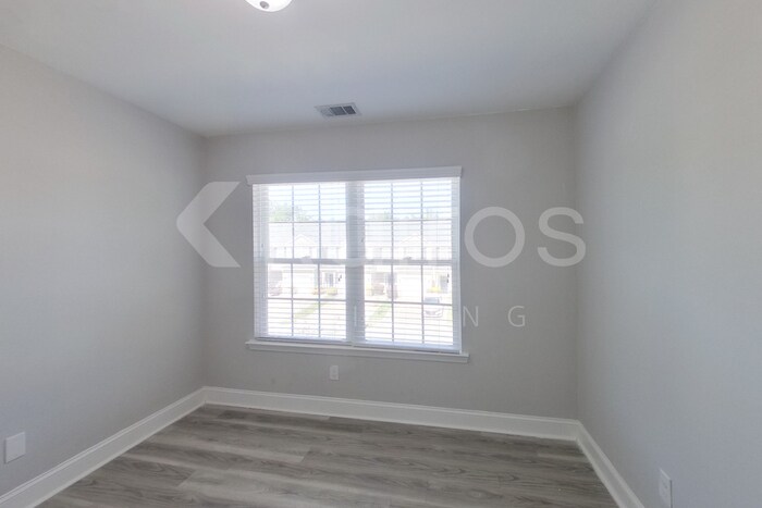 Building Photo - 106 Regis Way