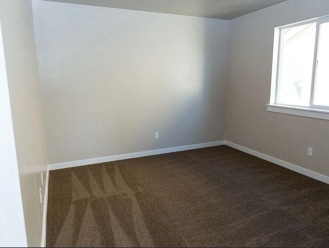 Building Photo - Cute 3 Bedroom 2.5 Home with a 2 Car Garage!