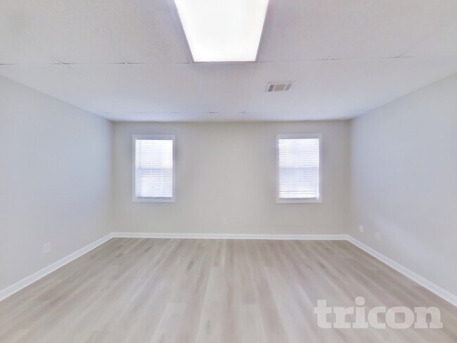 Building Photo - 2407 Windridge Dr NE
