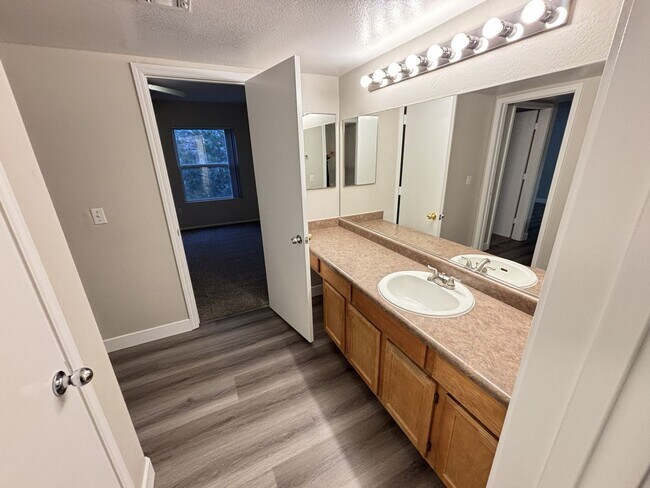 Building Photo - Beautiful 1Bed/1Bath/1Car 2nd floor Condo located in the beautiful Tuscano Gated Community!