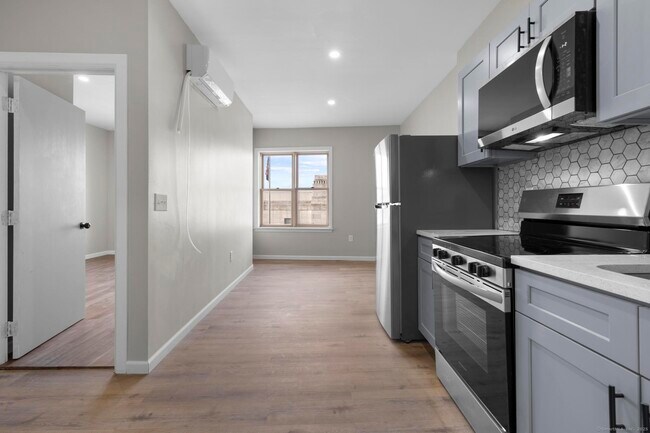 Building Photo - 140 Grand St