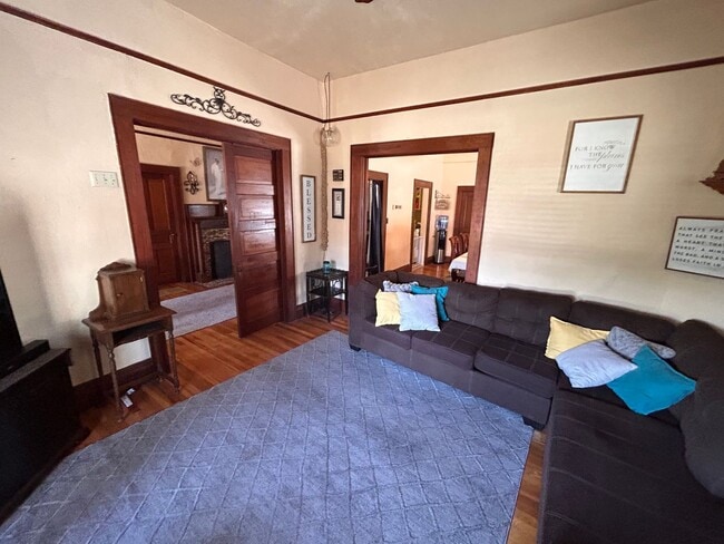 Building Photo - Lovely Historical Home