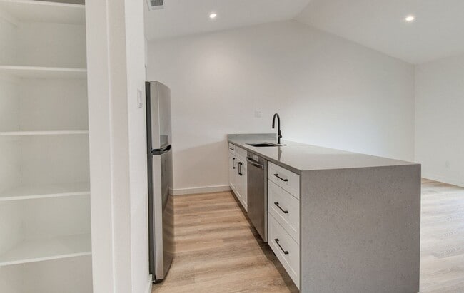 Building Photo - STUNNING Recently Remodeled in ZILKER 1bed...