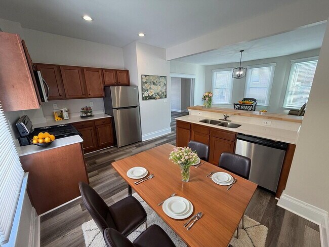 Building Photo - 2031 Hewitt Ave