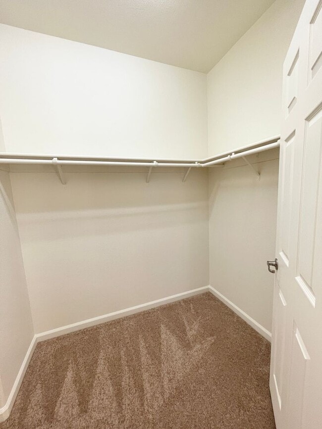 Building Photo - Great 3 bedroom 3 bath home