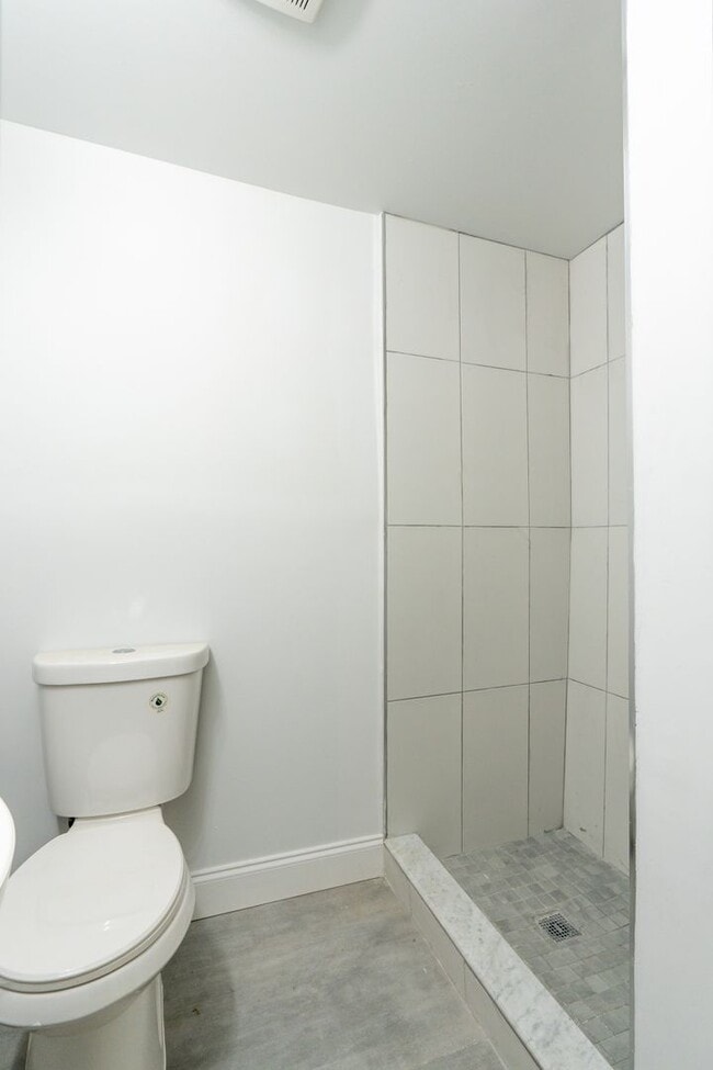 Building Photo - Newly Rehabbed 4 bedroom 2 full bathrooms ...