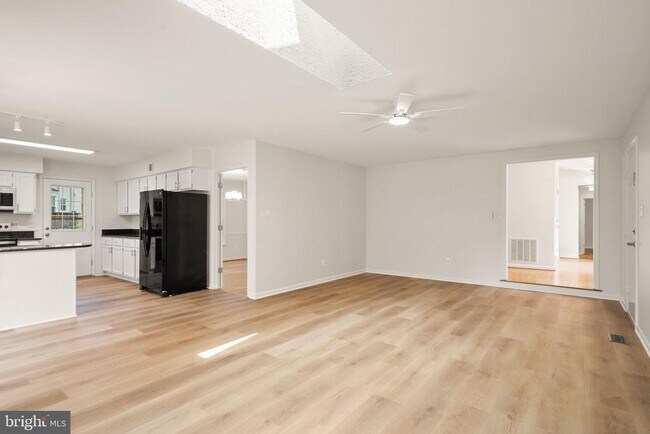 Building Photo - 13647 S Springs Dr