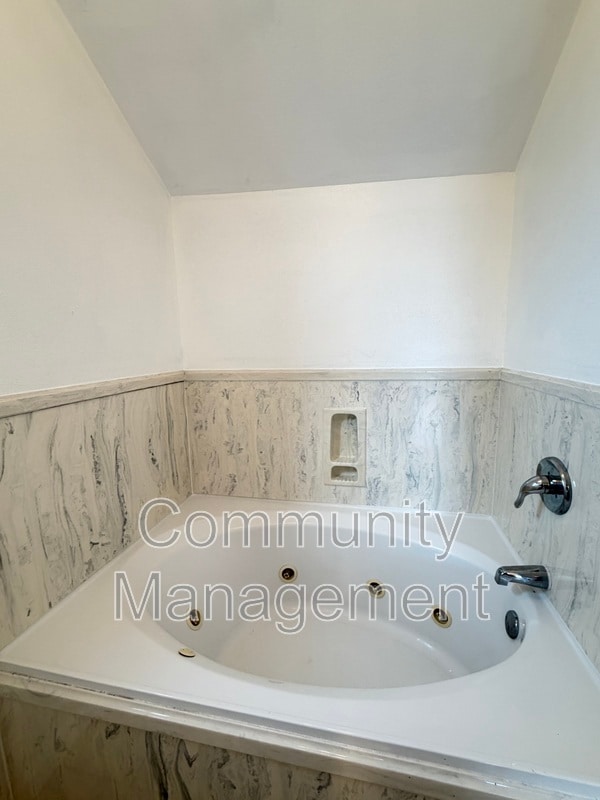 Building Photo - 533 Hadley Dr