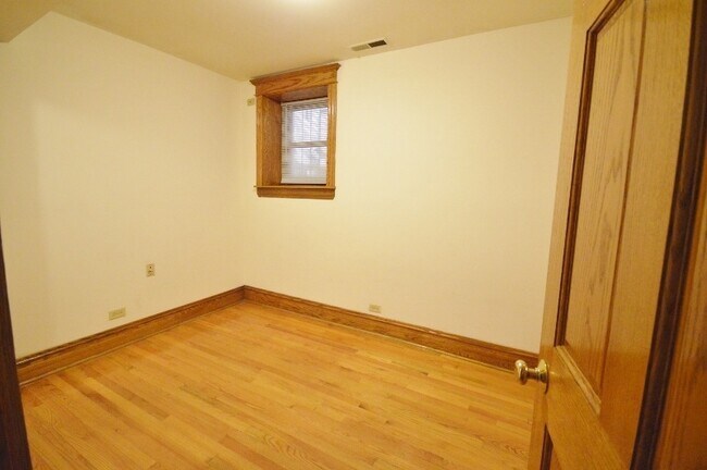 Building Photo - 1417 W Belle Plaine Ave
