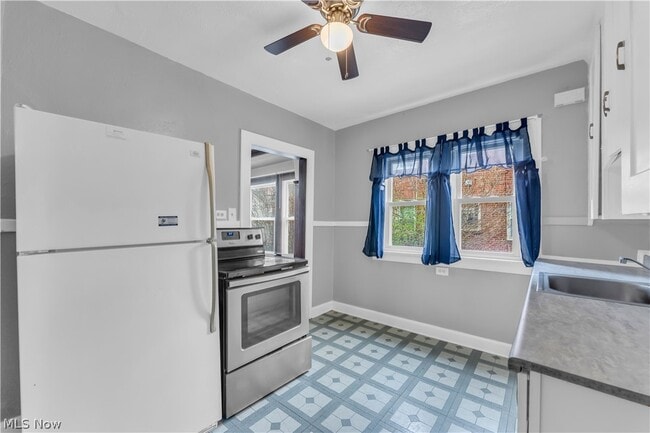 Building Photo - 1042 Mozina Dr