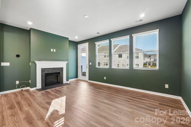 Building Photo - 15618 Little Bluestem St