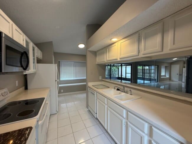Building Photo - LARGE 3 Bed-Family Room-Screen Porch &amp;...