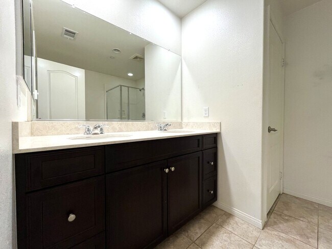 Building Photo - 14601 Serenade Dr