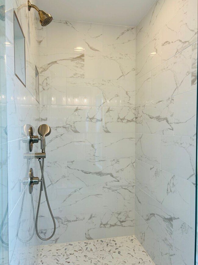 Building Photo - Stunning 4 bedroom 2.5 bath near Downtown Newnan! Must see!