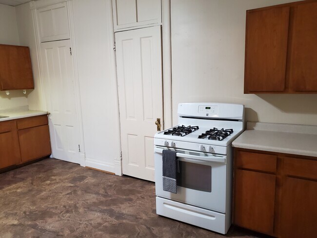 Kitchen - 143 W Broadway St