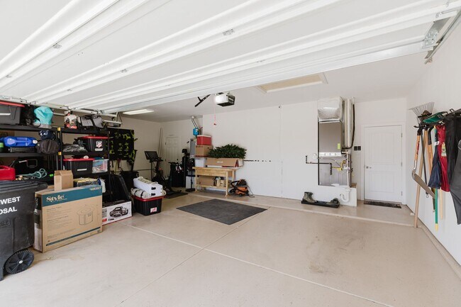 Building Photo - Spacious 3 Bedroom 2 Bath Home with 3-Car ...