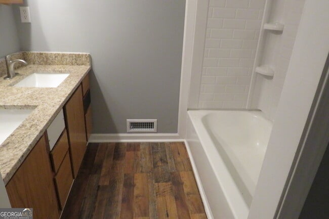 Building Photo - 1105 Hampton Rd