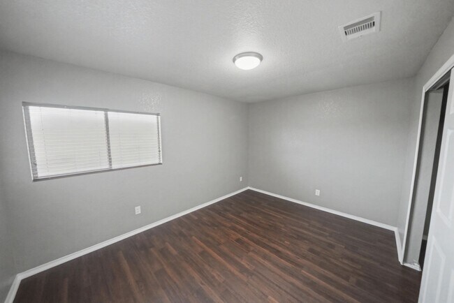 Building Photo - Spacious Cul-de-Sac Home with Greenbelt Privacy - Realtor Commission: $500