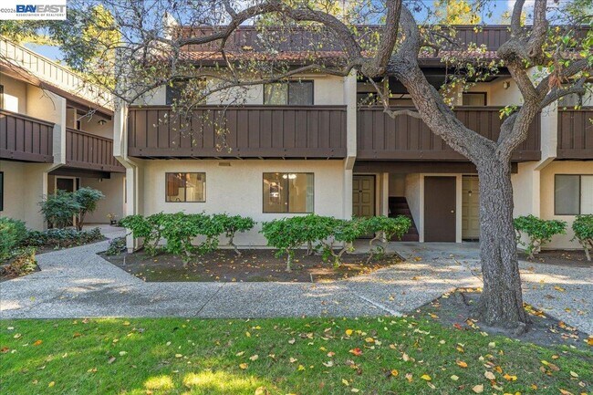 Building Photo - 999 W Evelyn Ave