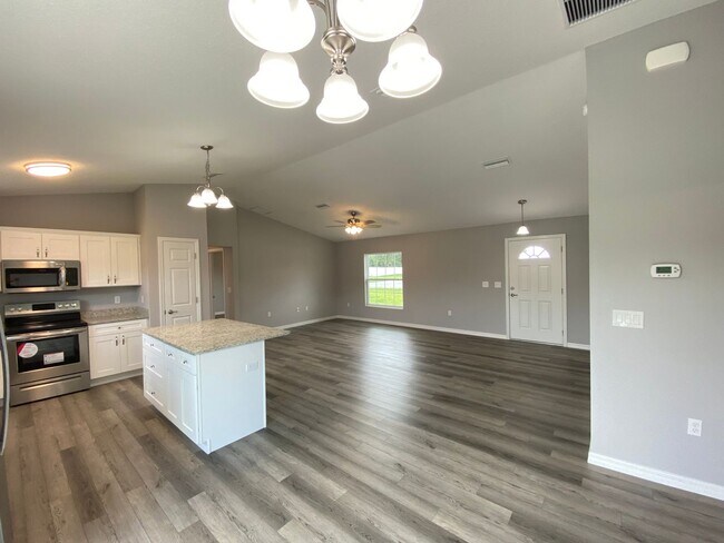 Building Photo - Desirable SW Ocala Neighborhood 3/2/2 - No Carpet- **WON'T LAST**