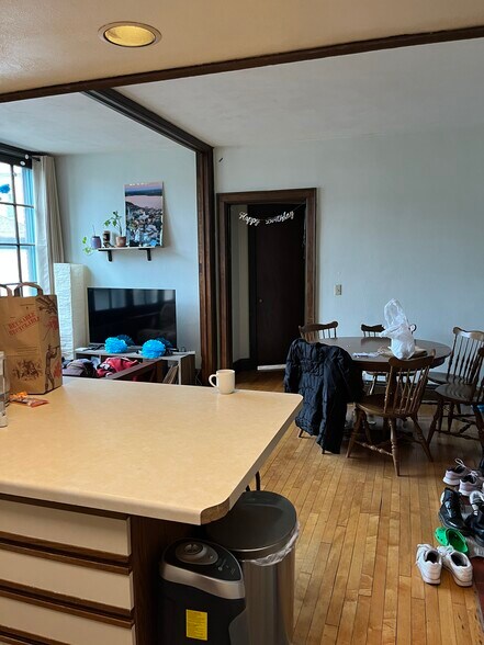 Building Photo - 612 Howard Plz