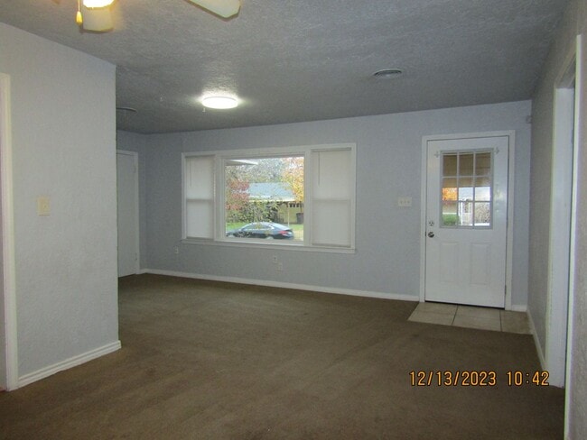 Building Photo - Close to shopping, Comanche hospital and Cameron University