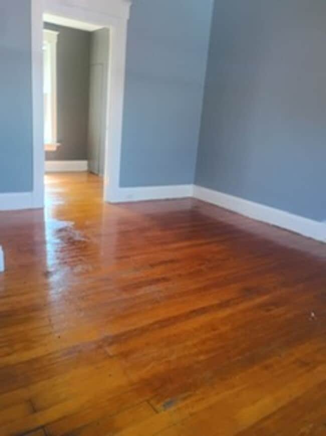 Building Photo - Lockland gem