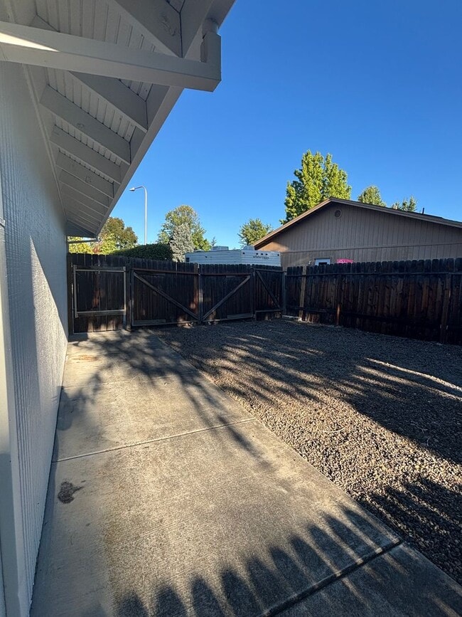 Building Photo - Corner Lot, RV Parking in North Medford!!