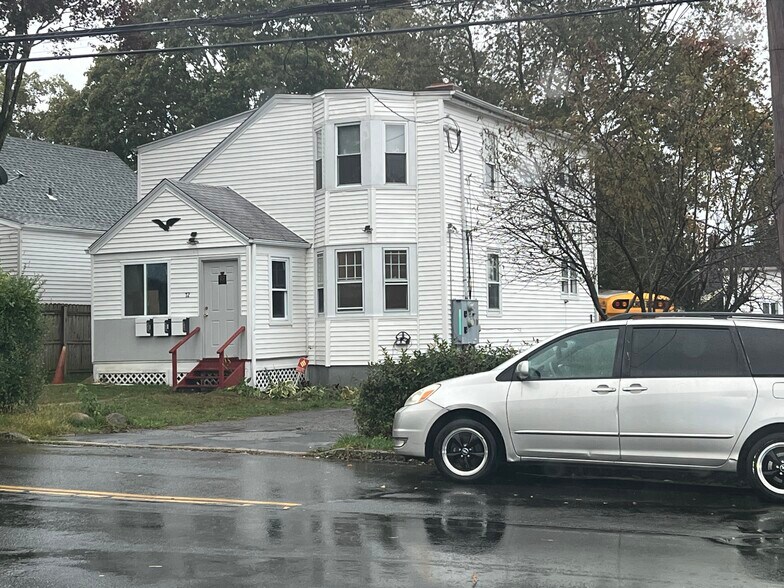 Building Photo - 72 Maple St