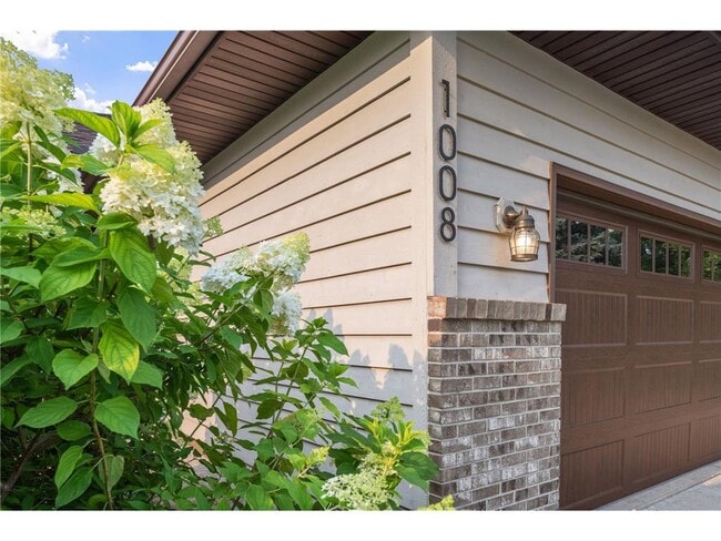 Building Photo - 1008 3rd St NE