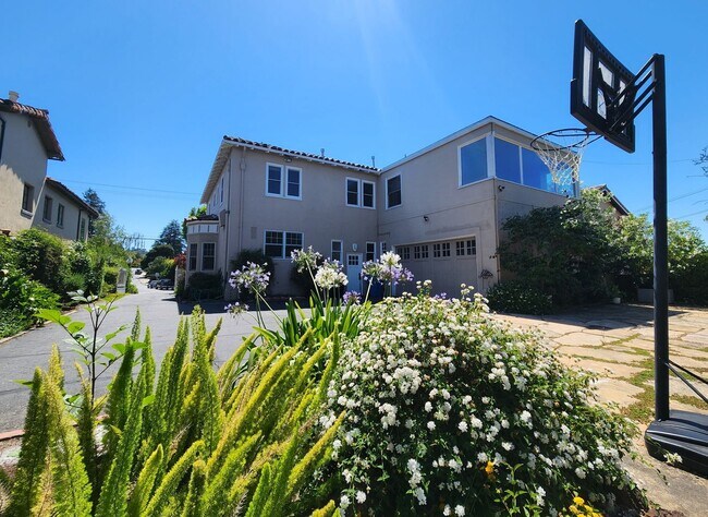 Building Photo - Elegant, spacious home in San Mateo