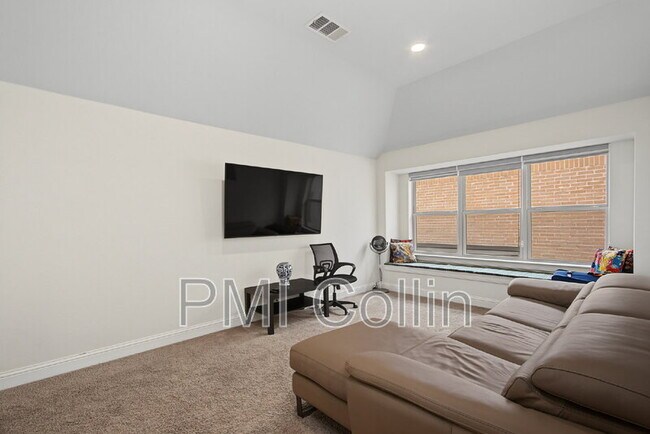 Building Photo - 8701 Fairway Ln