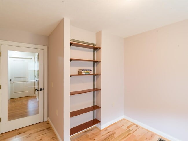 Building Photo - 2616 Greenport Dr