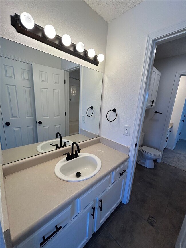 Building Photo - 3301 SW Victoria Pl