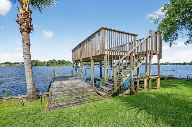 Building Photo - 6225 Pine Dr